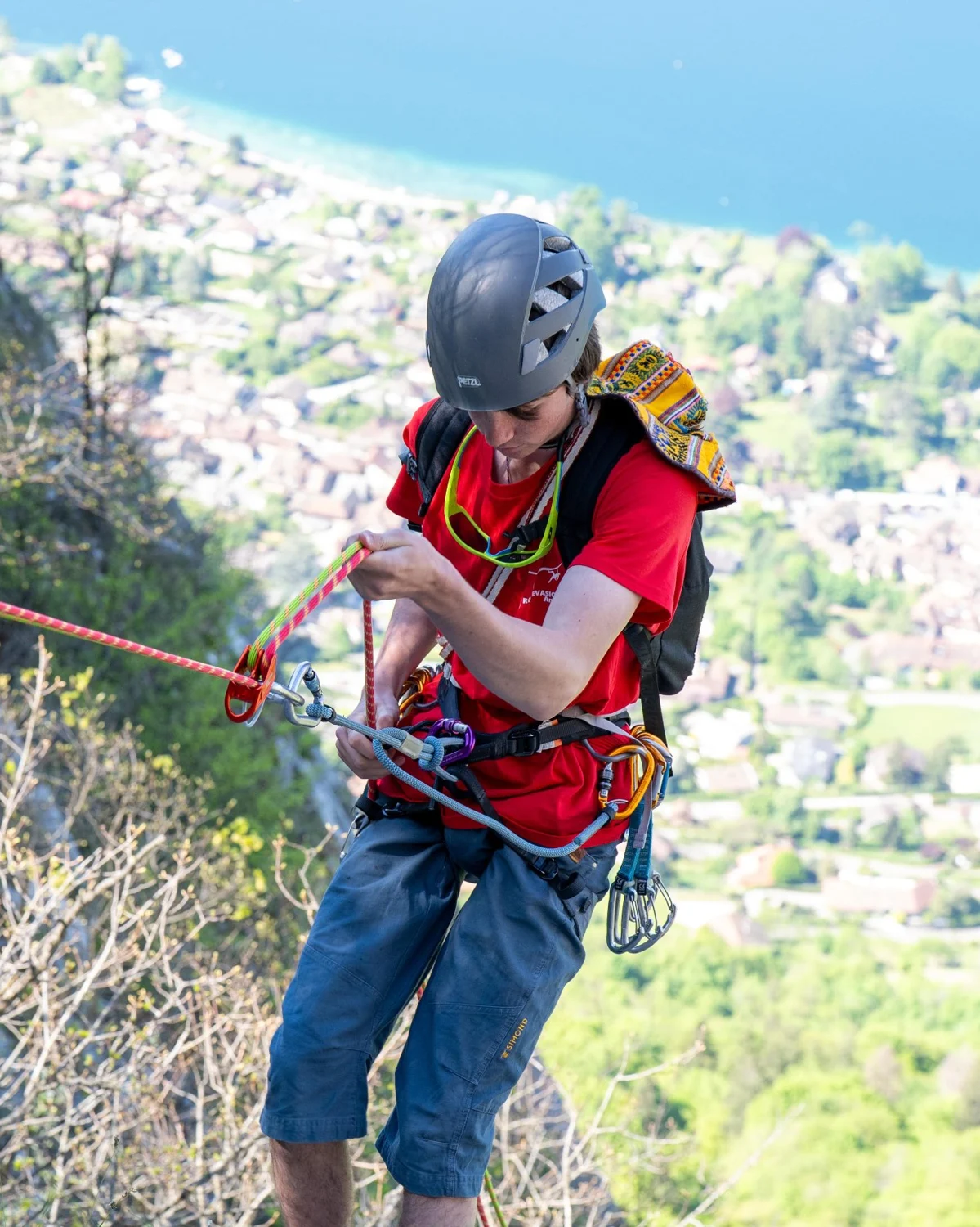 Manipulation de corde en rappel au-dessus du lac d'Annecy